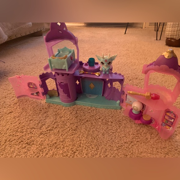 Magic Mixies castle with one character + accessories NWOT - Picture 2 of 6